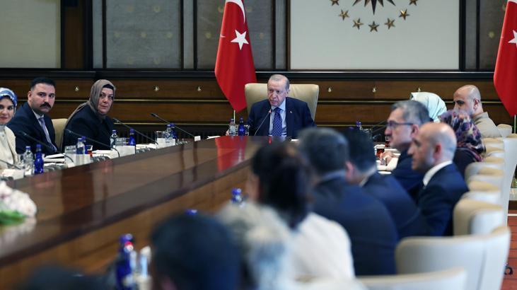 Cumhurbaşkanı Erdoğan şehit ailelerini kabul etti! ‘Türkiye’yi bu sıkıntıdan ebediyen kurtaracağız’