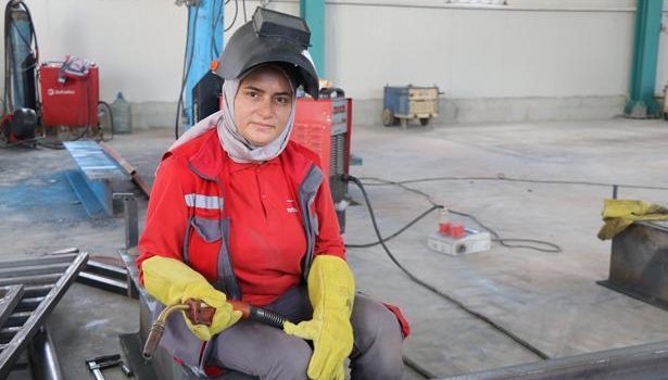 15 yaşında başladı, 30 yıldır vazgeçmedi! Erzurum’da kadın kaynakçı mesleğiyle fark yaratıyor