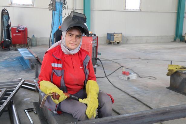 15 yaşında başladı, 30 yıldır vazgeçmedi! Erzurum’da kadın kaynakçı mesleğiyle fark yaratıyor