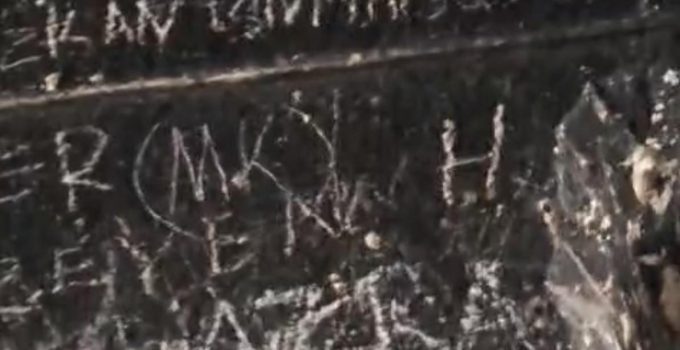 3 bin yıllık Midas Kenti’nde tepki çeken görüntüler! Tarihi duvarlara isim ve şekiller kazıdılar
