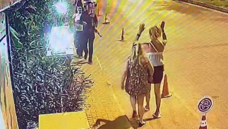 Antalya’da şaşkına çeviren görüntü! Oyuncak tüfekle dolaşan kişi gözaltına alındı