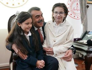 Bakan Tekin, Cumhurbaşkanı Erdoğan ile şarkı söyleyen öğrencileri kabul etti