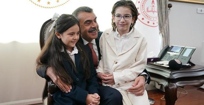 Bakan Tekin, Cumhurbaşkanı Erdoğan ile şarkı söyleyen öğrencileri kabul etti