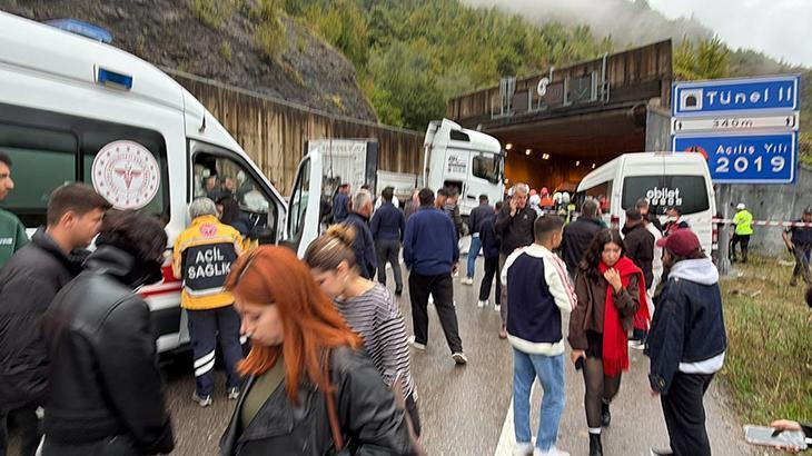Bartın – Karabük yolunda minibüs ile TIR çarpıştı: 1 ölü, 11 yaralı