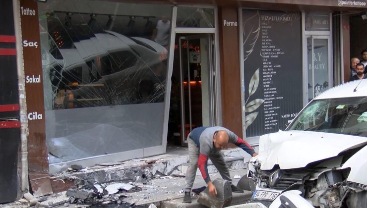 Bayrampaşa’da korkutan kaza! Otomobil kaldırımda 4 kişiye çarpıp berber dükkanına girdi
