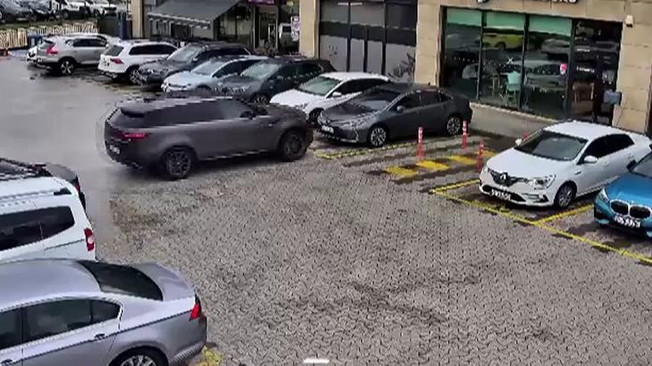 Çekmeköy’de iki aracın kafeye girdiği kaza kamerada!
