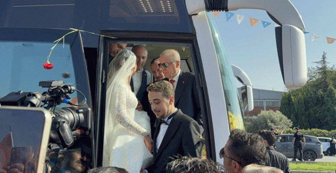 Cumhurbaşkanı Erdoğan, genç çifti otobüsüne davet etti