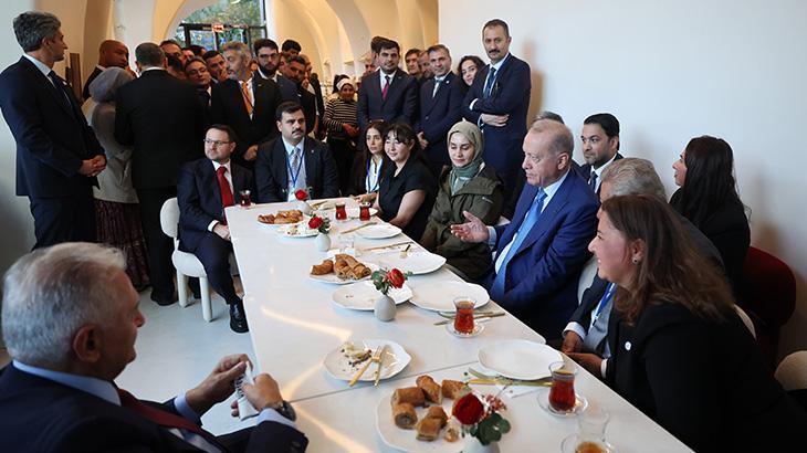 Cumhurbaşkanı Erdoğan New York’ta uğradığı kafede vatandaşlarla sohbet etti
