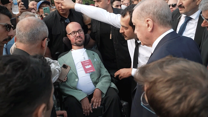 Cumhurbaşkanı Erdoğan’ın otobüsü durdurup yanına gittiği engelli genç anlattı: Benim için unutulmaz bir dakikaydı