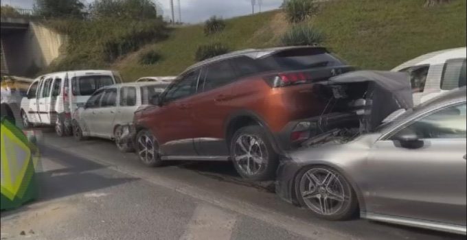 Esenler’de TEM Metris Bağlantı Yolu’nda zincirleme kaza! 6 araç birbirine girdi
