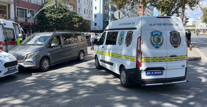 Fatih’te feci kaza! Karşıya geçmeye çalışan 20 yaşındaki gence iki araç çarptı: Hayatını kaybetti