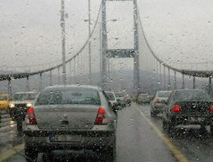 İstanbul’da yağış başladı: Trafik yoğunluğu yüzde 83’ü gördü