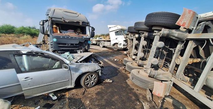 Karşı şeride geçen TIR dehşet saçtı! 1 kişi öldü, 2 kişi yaralandı