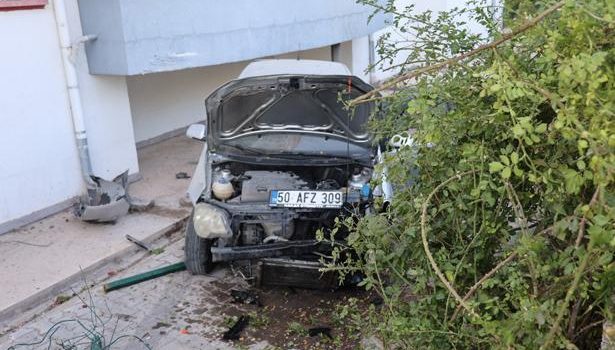Nevşehir’de korkutan kaza! Kontrolden çıkan otomobil apartman bahçesine uçtu
