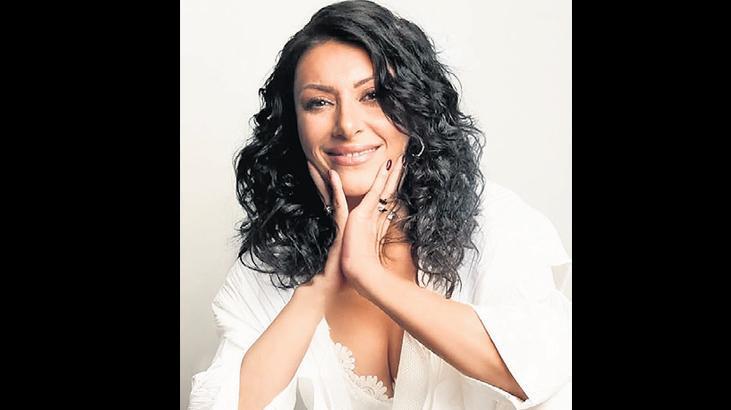 Özlemini şarkılarıyla anlattı