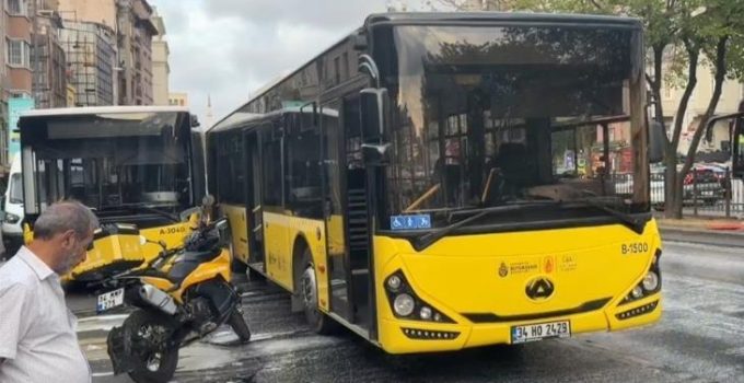 Şişhane’de İETT otobüsleri çarpıştı! Yola döküldü sürücüler zor anlar yaşadı