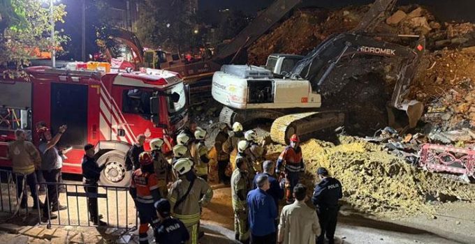 Son dakika! Küçükçekmece’de yıkım yapılan 6 katlı bina çöktü: Ekipler olay yerinde