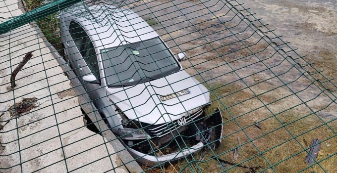 Zeytinburnu’nda şaşkına çeviren kaza! Park etmek isterken otomobiliyle 3 metre yükseklikten boş araziye düştü
