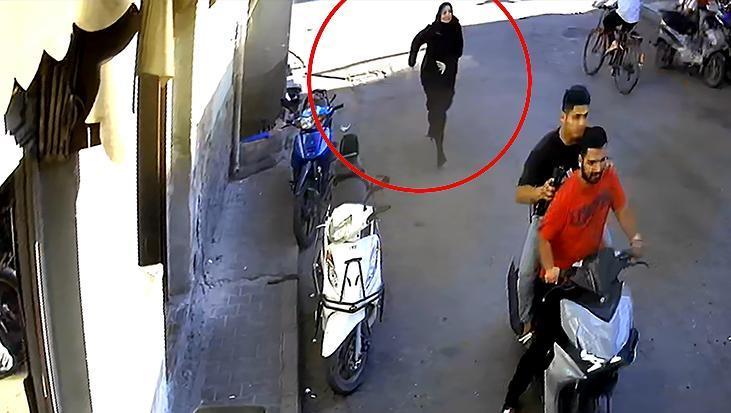 Adana’da gasp anı kamerada! Çantayı alıp motosiklete atlayarak kaçtı, şüphelinin peşinden koştu