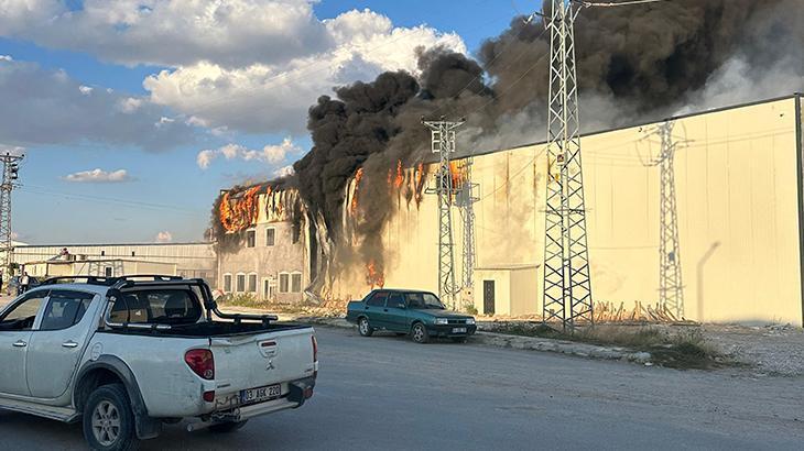 Afyonkarahisar’da korkutan yangın! Mantar tesisinden yükselen dumanlar gökyüzünü kapladı