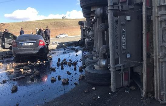 Ağrı’da feci kaza! Pancar yüklü TIR’ın altında kalan otomobilde 4 kişi hayatını kaybetti