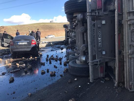 Ağrı’da feci kaza! Pancar yüklü TIR’ın altında kalan otomobilde 4 kişi hayatını kaybetti