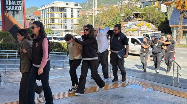 Alanya’da dağlık alana kaçırıp 15 milyon avroluk senet imzalattılar! 7 şüpheli adliyede