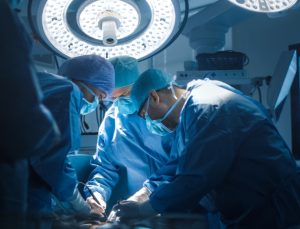 Ameliyatta gazlı bez unutulduğu iddiasıyla 2 doktor hakkında dava