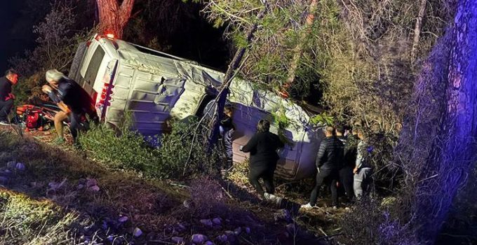 Antalya’da dağcıları taşıyan minibüs şarampole devrildi: 15 yaralı