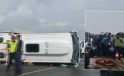 Antalya’da midibüs kaygan yolda devrildi! Yaralılar var