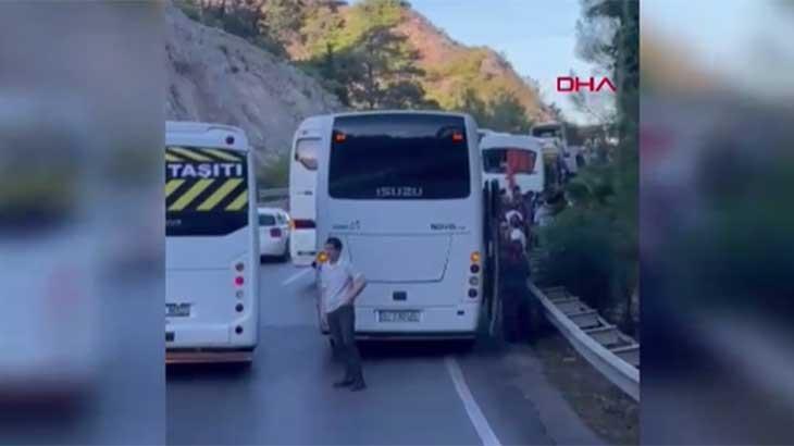 Antalya’da tur midibüsü ile 2 otobüs çarpıştı: 10 yaralı