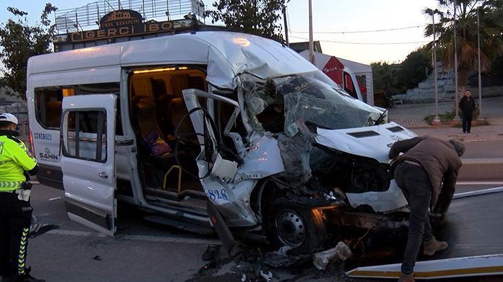 Arnavutköy’de servis minibüsü kamyona çarptı! Yaralılar var