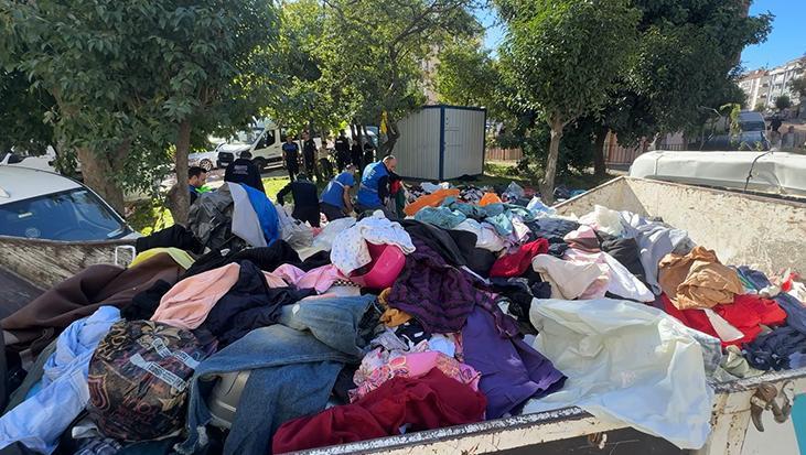 Avcılar’da çanta ve bavullarla sokağa kıyafet döküldü! Çevredekiler seçip götürdü