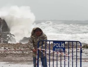 Bartın’da fırtına ve sağanak alarmı! Dalgalar 14 metreye ulaştı, 15 saatte 27 ihbar geldi