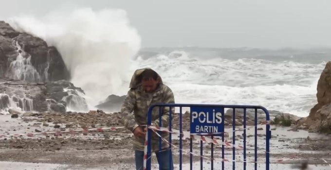 Bartın’da fırtına ve sağanak alarmı! Dalgalar 14 metreye ulaştı, 15 saatte 27 ihbar geldi