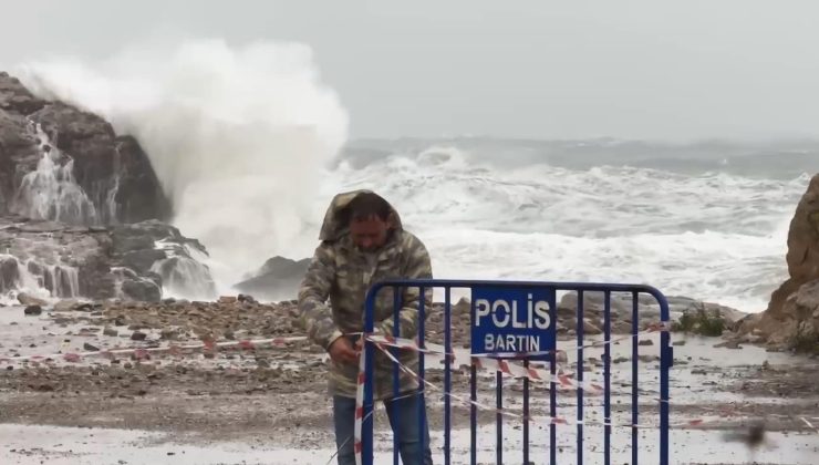 Bartın’da fırtına ve sağanak alarmı! Dalgalar 14 metreye ulaştı, 15 saatte 27 ihbar geldi