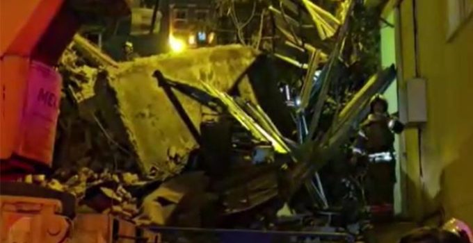Beyoğlu’nda 5 katlı metruk bina çöktü