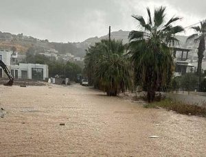 Bodrum’da sağanak: Yollar göle döndü, iş yerlerini su bastı