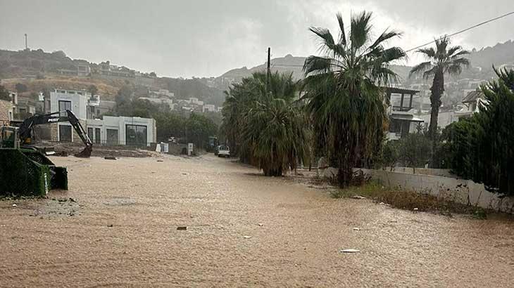 Bodrum’da sağanak: Yollar göle döndü, iş yerlerini su bastı