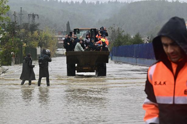 Canlı yayınında kurtarılma anları! Saatlerce mahsur kaldılar, botlarla çıkarıldılar