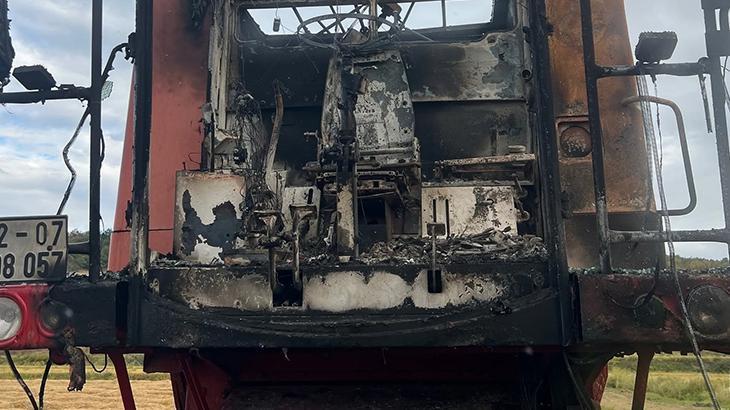 Edirne’de kooperatife ait biçerdöver yandı