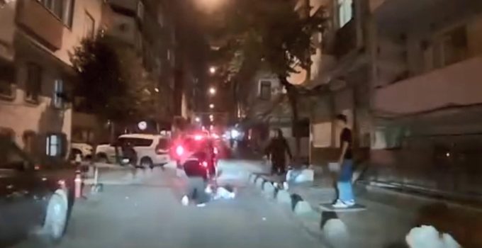 Esenler’de iki kız arkadaş arasında kavga! Saçından tutup yerde sürükledi