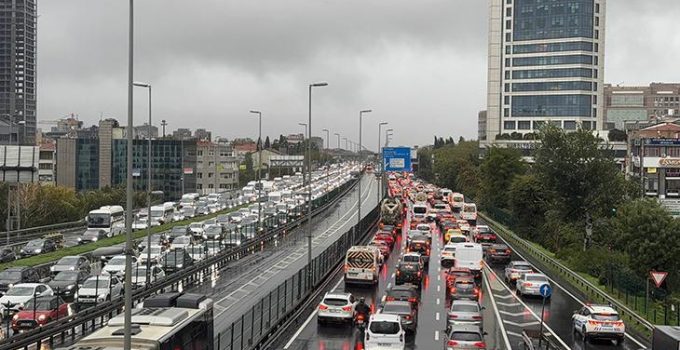 İstanbul trafiğinde son durum: Yağışın da etkisiyle trafik yoğunluğu yüzde 89’a ulaştı