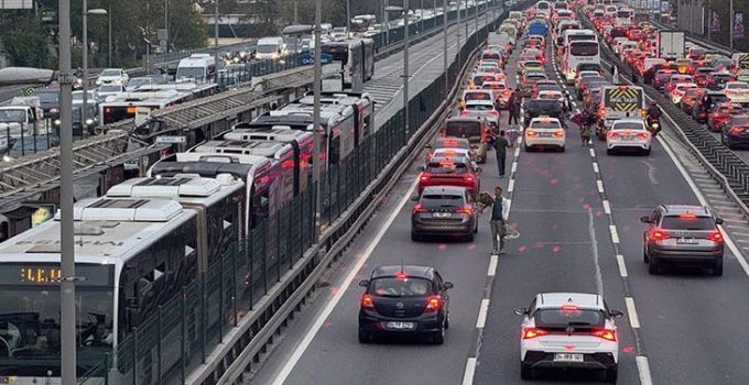 İstanbul’da akşam saatlerinde derbi trafiği! Ana arterlerde trafik durma noktasında