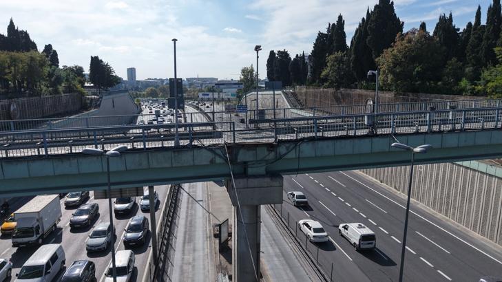 İstanbul’da Edirnekapı metrobüs üst geçidi aylardır kapalı! Girişine jiletli tel çekildi, turnikeler söküldü