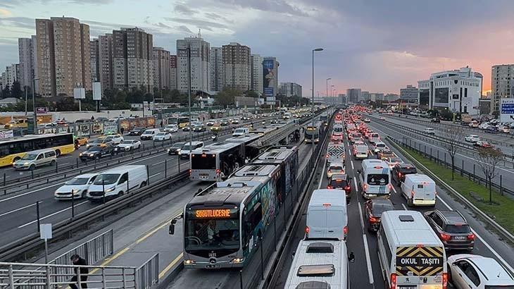 İstanbul’da harita kırmızıya döndü! Trafik yoğunluğu yüzde 83’e ulaştı