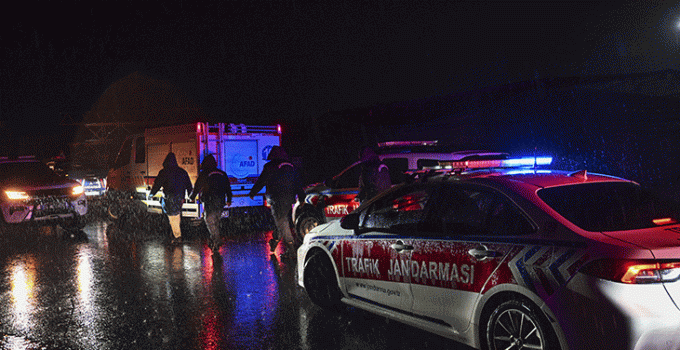 İstanbul’da otomobil sele kapıldı: Kayıp 2 kişi aranıyor
