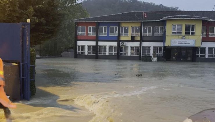 İstanbul’da sağanak kabusu! Alibey deresi taştı, okul bahçesini su bastı