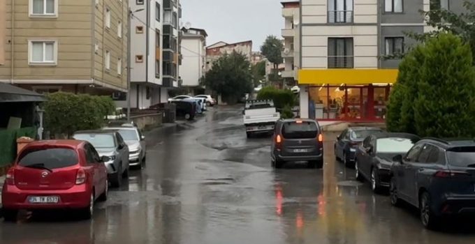 İstanbul’un birçok ilçesinde şiddetli yağış etkili oluyor: Metro girişine su barikatı çekildi