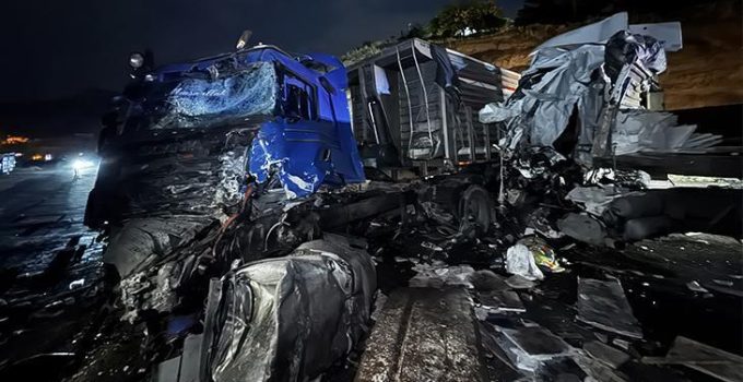 Kara yolunda feci zincirleme kaza! 3 tır çarpıştı: Olay yerinde hayatını kaybetti